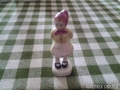 Fejkendős kislány porcelánfigura
