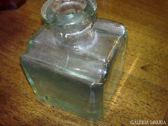 halványzöld tintás üveg