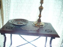 Faragott asztalka, kovácsoltvas pánttal