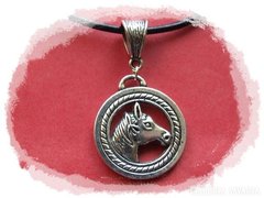 Karika alakú lovas medálos tibeti ezüst medál