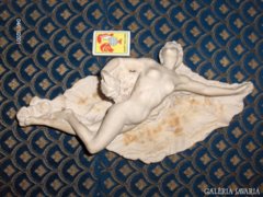 Antik, élethű fekvő női akt biszkvit hamutál, hamutartó