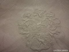 Főúri címeres damaszt asztalkendő 