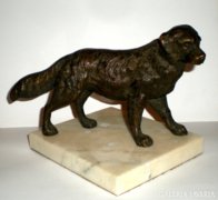 Bronz kutya, márvány talapzattal