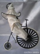 Pierrot porcelánbaba kerékpáron