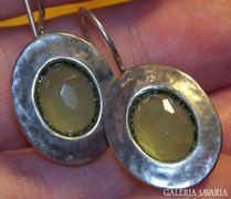 Izraeli kézműves ezüst fülbevaló jáde kővel