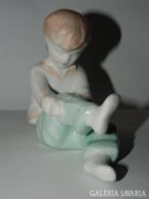 Aquincum porcelán Öltözködő kislány 10 cm