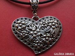 Romantikus virágmintás tibeti ezüst szív medál