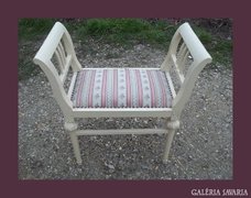 Impozáns,kecses formájú etruszk szék 
