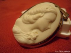 Hollóházi porcelán camea medál 