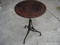 Vaslábú faragott tetejű asztalka