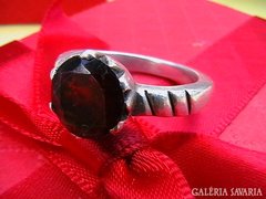 Ezüst szoliter gyűrű gránát drágakővel