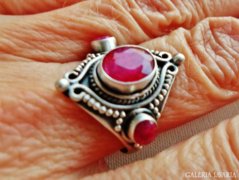 Nagyméretű ezüst gyűrű rubinokkal