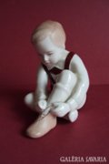 Eladó szép Hollóházi porcelán cipőt fűző kisfiú 