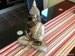 Hatalmas ülő Buddha 