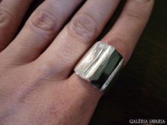 Fekete és fehér köves ezüst gyűrű 
