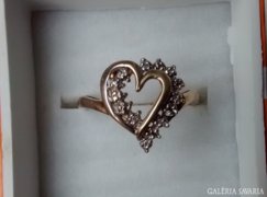 Arany szív alakú eljegyzési gyűrű gyémántokkal