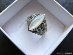 Ezüst gyűrű gyöngyházzal és markazitokkal