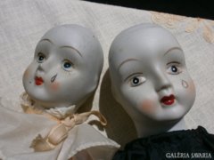 Két régi porcelán fejű bohóc