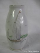 Hollóházi porcelán váza vitorlás képpel