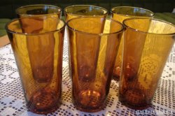 Hibátlan állapotú borostyán színű üveg poharak (6 db) 