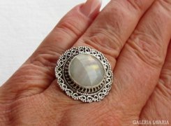 Dekoratív ezüst gyűrű szivárvány holdkő drágakővel