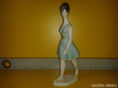 Hollóházi kék ruhás sétáló nő 50-60-as évek divatja