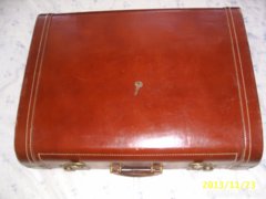 Nagyon régi bőrönd 1870 lehet 