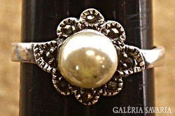 Ezüst gyűrű markazit kövekkel és gyönggyel