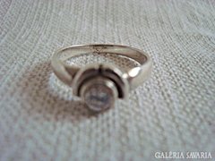 Button stílusú ezüst gyűrű cirkonnal