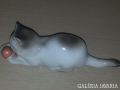 Zsolnay gombolyaggal játszó cica