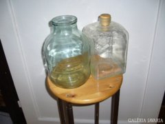 Érdekes, nagyon régi üvegek, gyűjőknek.