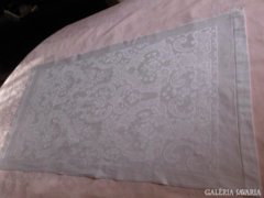 Hófehér damaszt dísztörölköző 106x 57 cm.