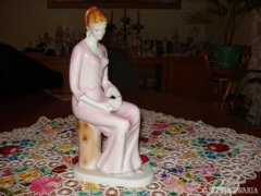 Hollóházi, ülő és olvasó női szobor