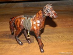 Antik bőr ló szobor