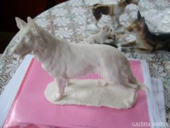 Kutya figura, márványporból készült