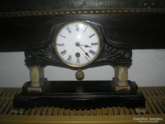 Antik kisméretű két oszlopos kandalló óra