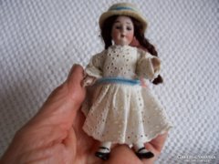 Antik porcelán kisbaba garde robe-jával, keze-lába mozog