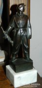 Olcsai-Kiss Zoltán jelzett bronz szobra márványon: katona