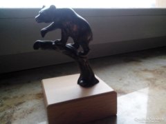 Medve bronz szobor
