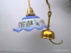 Régi szép fodros szélű festett  üveg lámpabúra réz láncon