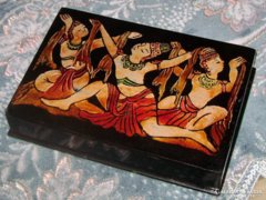 Lakkdoboz festett indiai képpel