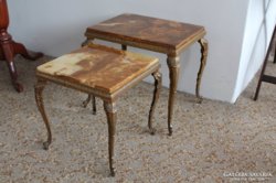 2 db aranyozott lábú márványtetejű kisasztal