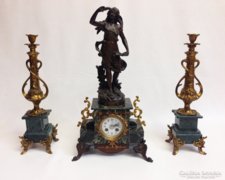 Antik, szobros kandalló óra gyertyatartókkal
