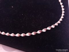 Gyönyörű csavart ezüst nyaklánc 