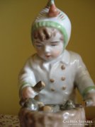 Zsolnay Sinkó porcelán figura: rőzsegyűjtő fiú