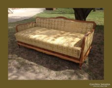 Faragással díszített,ágynemű tartós kanapé