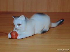 Zsolnay labdázó cica