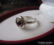Izraeli gránát ezüst gyűrű, button foglalattal