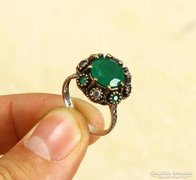 Smaragdköves ezüst gyűrű