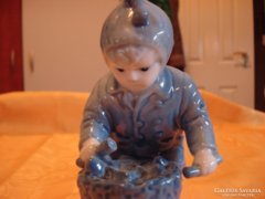 Zsolnay Sinkó porcelán figura rőzsegyűjtő fiúcska